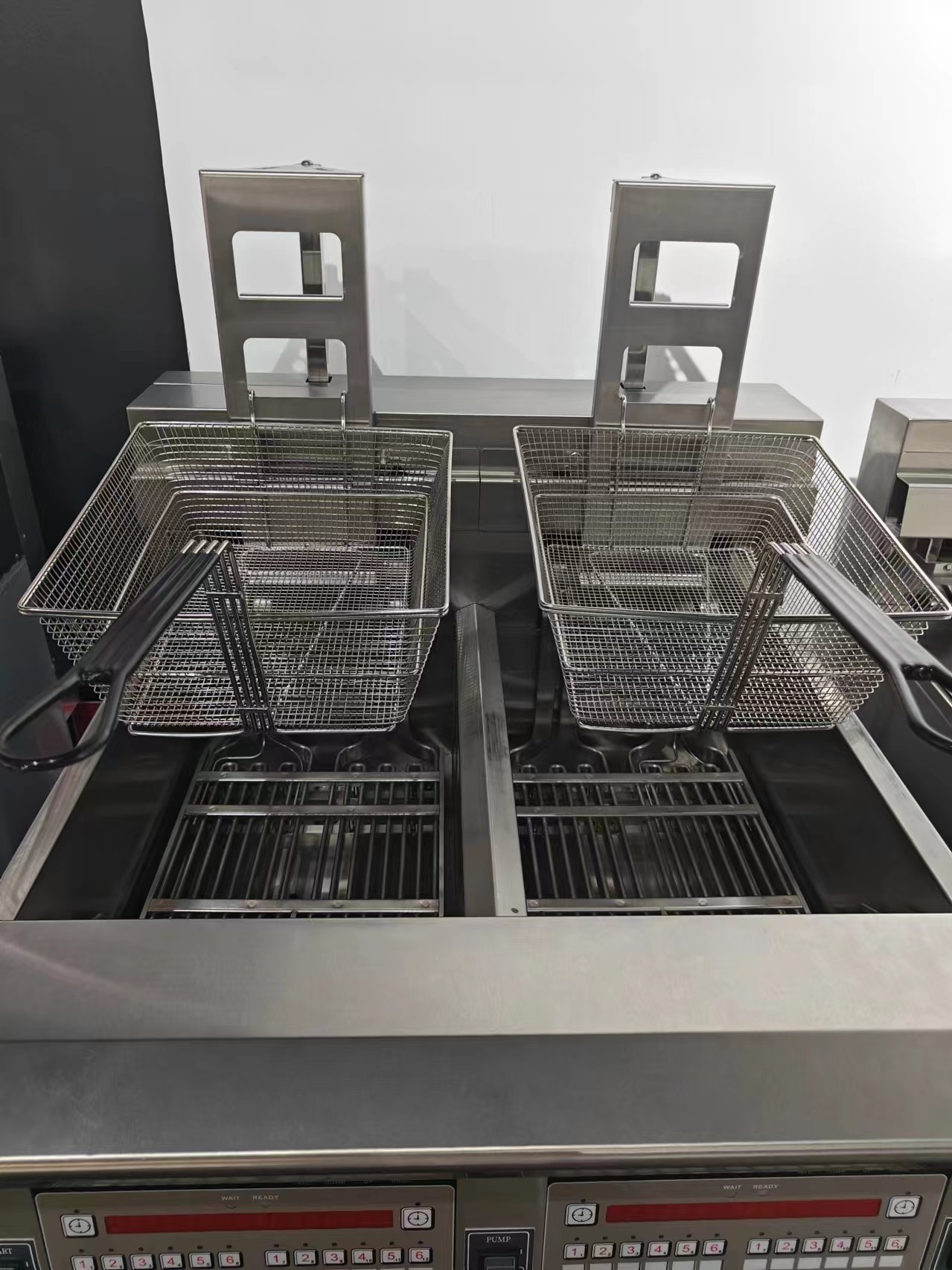 Auto Lift Electric Double Pots 28KW Chips Open Fryer With Oil Filter System