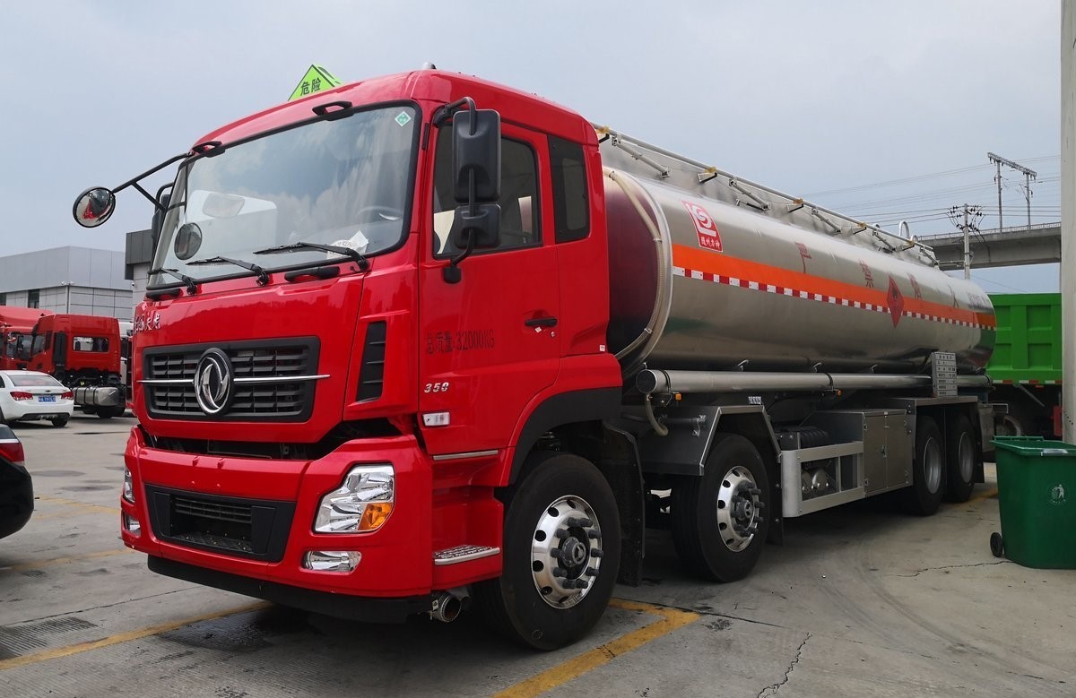 Howo Dongfeng Chassis Oil Tank Truck for Diverse Petroleum Transportation Requirements