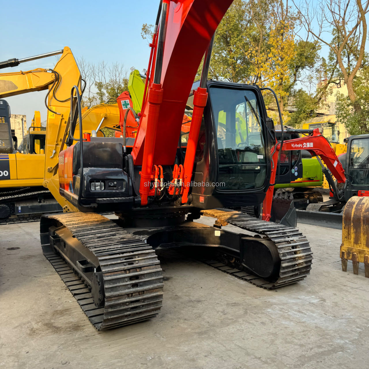 Strong Power Used Excavator ZX200 with Original Hydraulic Valve and Soft Steel Design