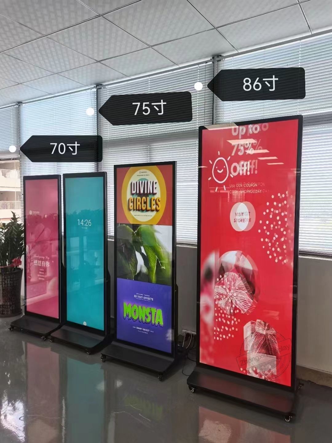 86inch 3840x2160 Floor Standing LCD Display with 2GB RAM 350-500 Cd/m2 Brightness 8GB-32GB Storage