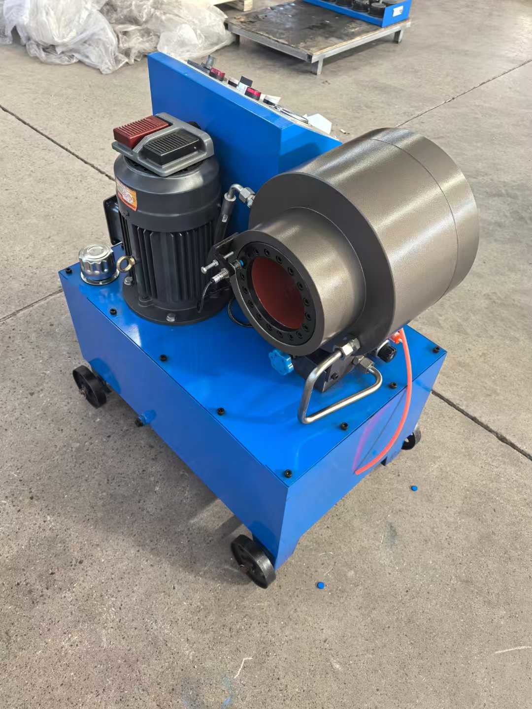 With 4 Wheels Forging Process One-Piece Without Welding Points One-Piece Formed Material High Hardness Wear Resistance Oil Pump Pressure Hose Crimping
