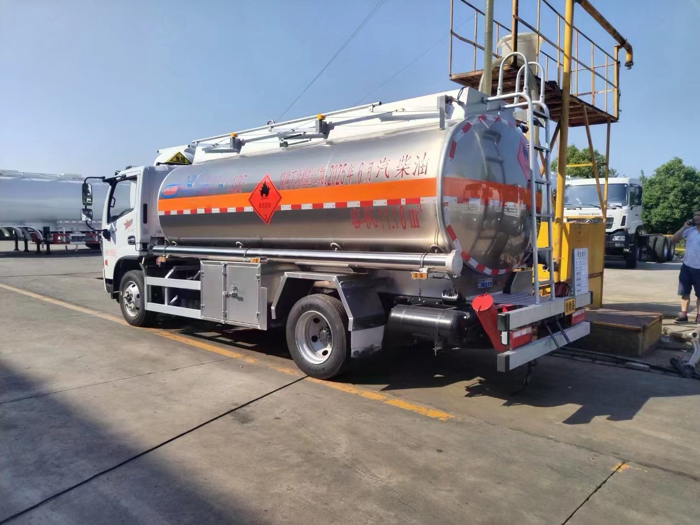 Diesel Engine 4X2 Drive Fuel Tank Truck , Metal Tank 6 Tires lPG transport truck