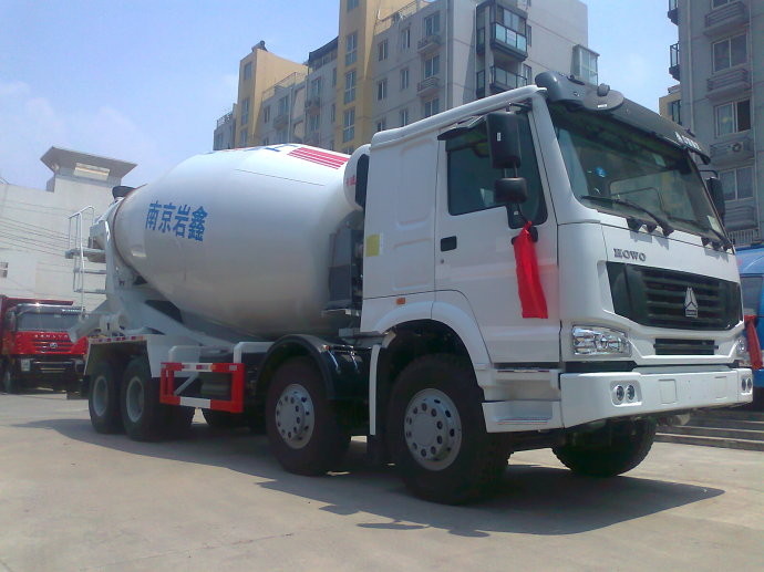 Self Loading Mixer Cement Truck 8x4 With Eton Mixer Pump , Concrete Agitator Truck