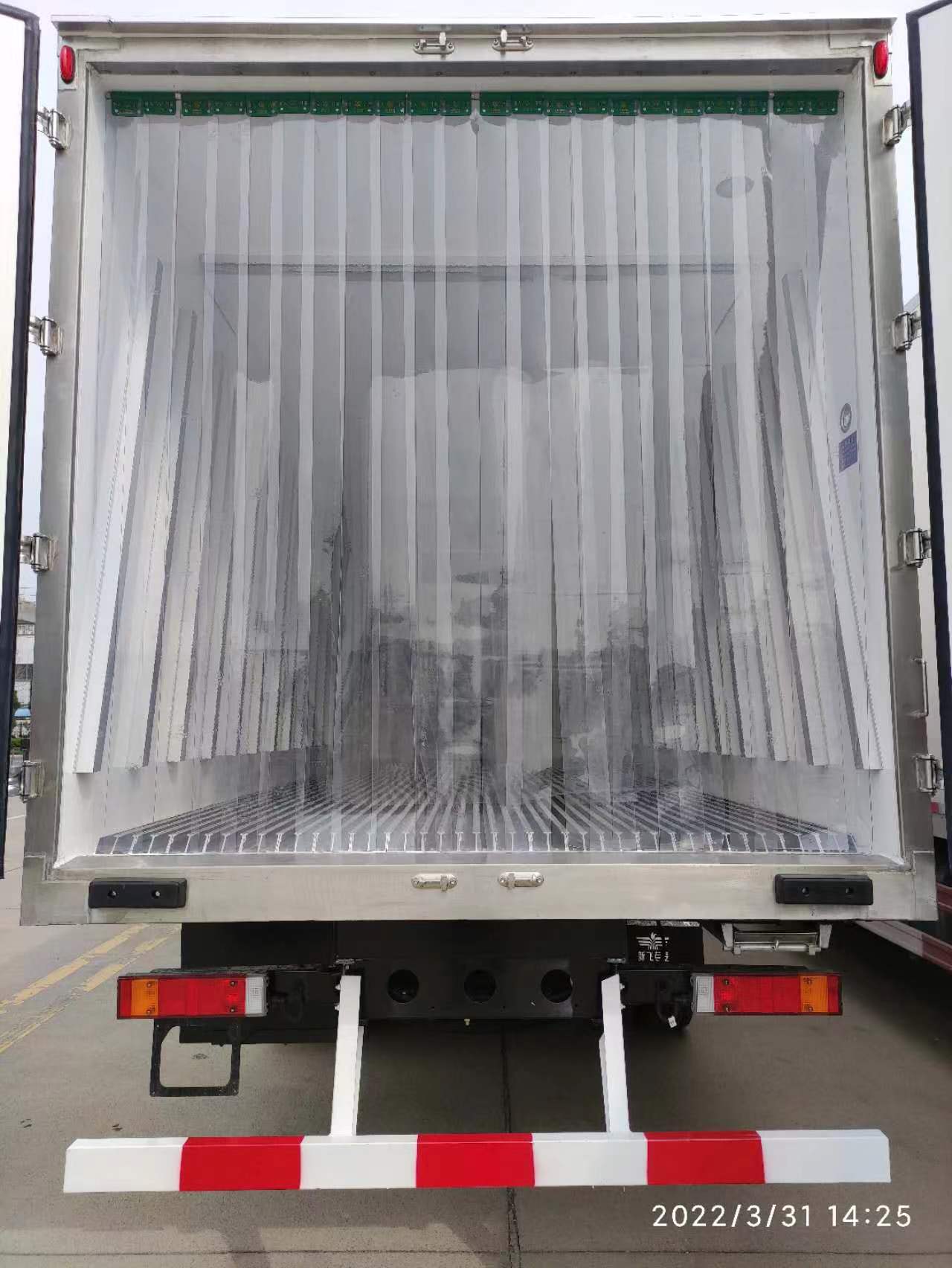 HOWO 4*2 Refrigerated Box Truck Meat And Chicken Box Fridge Van