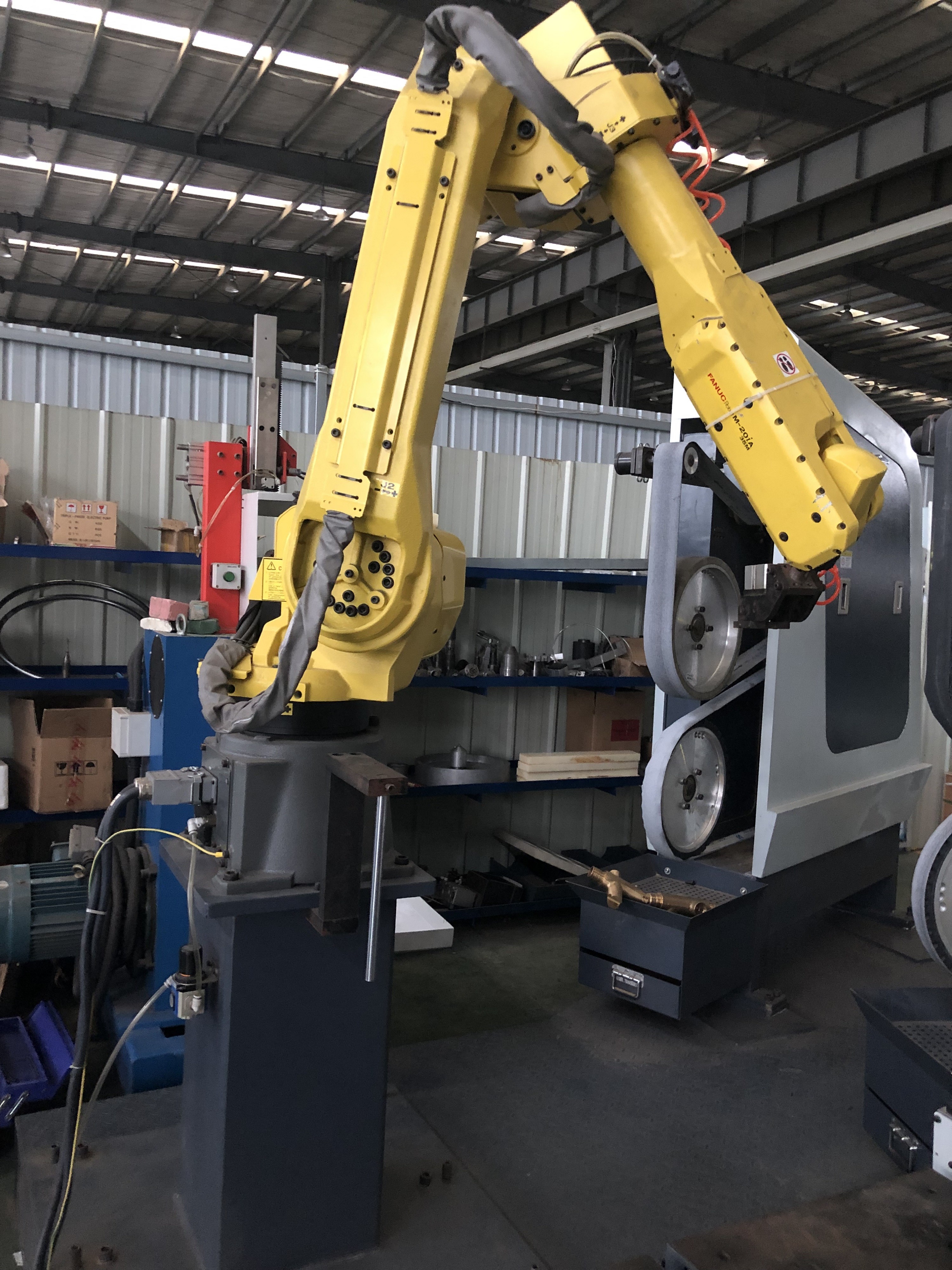 Automatic Metal Surface Polishing Machine Robot Cell For Sanitary Ware