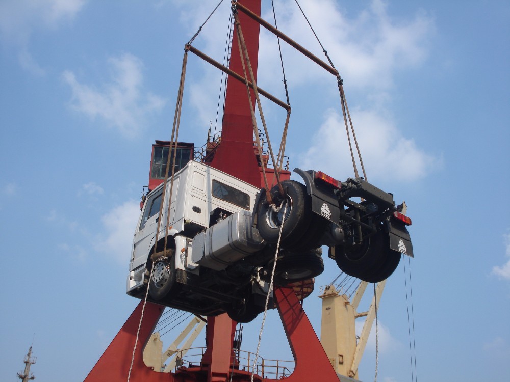 Good Performance 4*2 SINOTRUK 8000 Liters Fuel Tank Truck Oil Tanker Truck