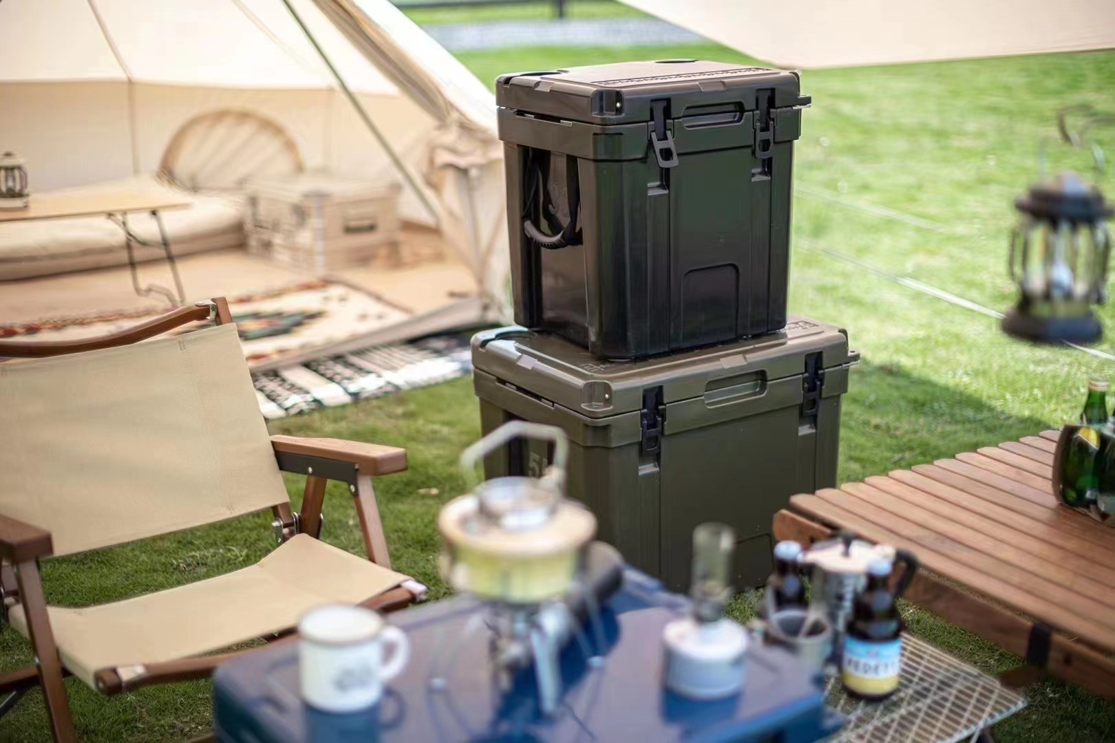 Insulated Rotomolded Cooler Box with Tie-Down Points and Exceptional Heat Insulation