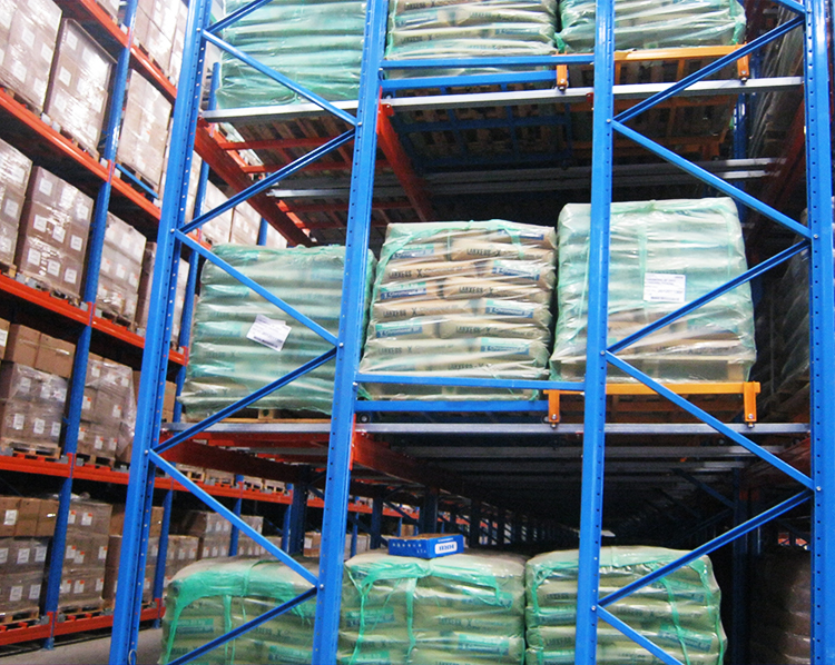 Blue HHT Steel Push Back Racking System Within 2-5 Pallet Depth