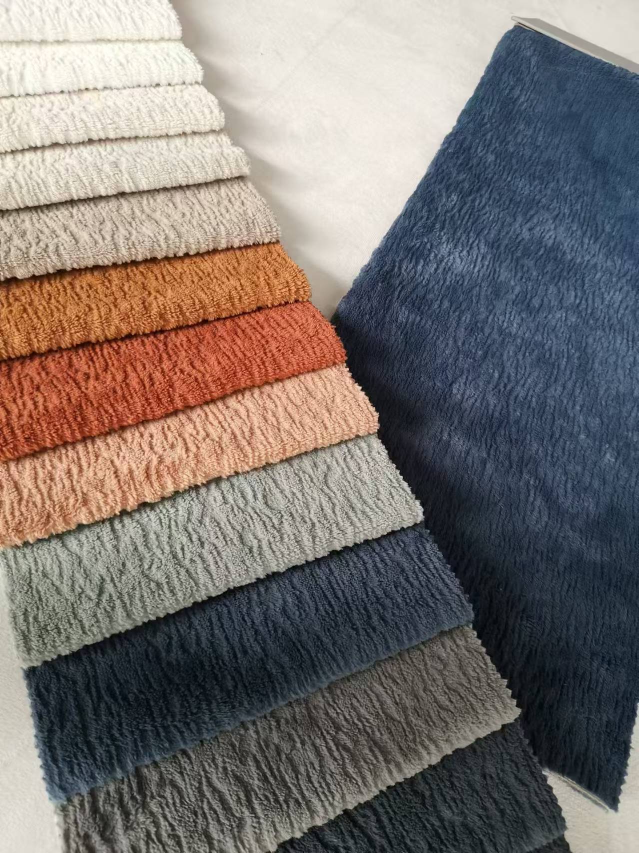 Knitted Luxury Sofa Fabric Shrink Resistant With Customized Color