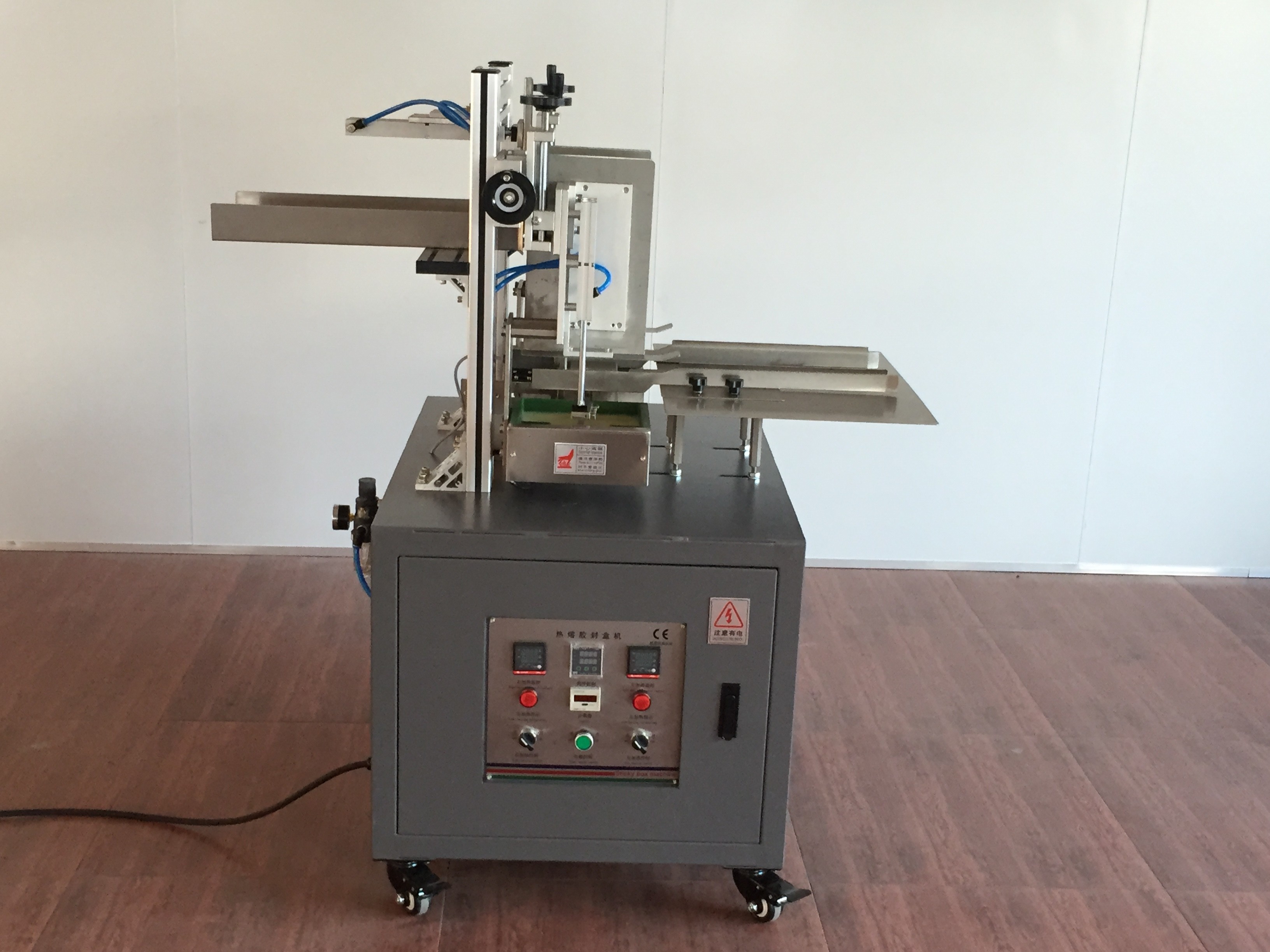 Semi Auto Small Facial Tissue Box Packing Machine 50Hz 220V