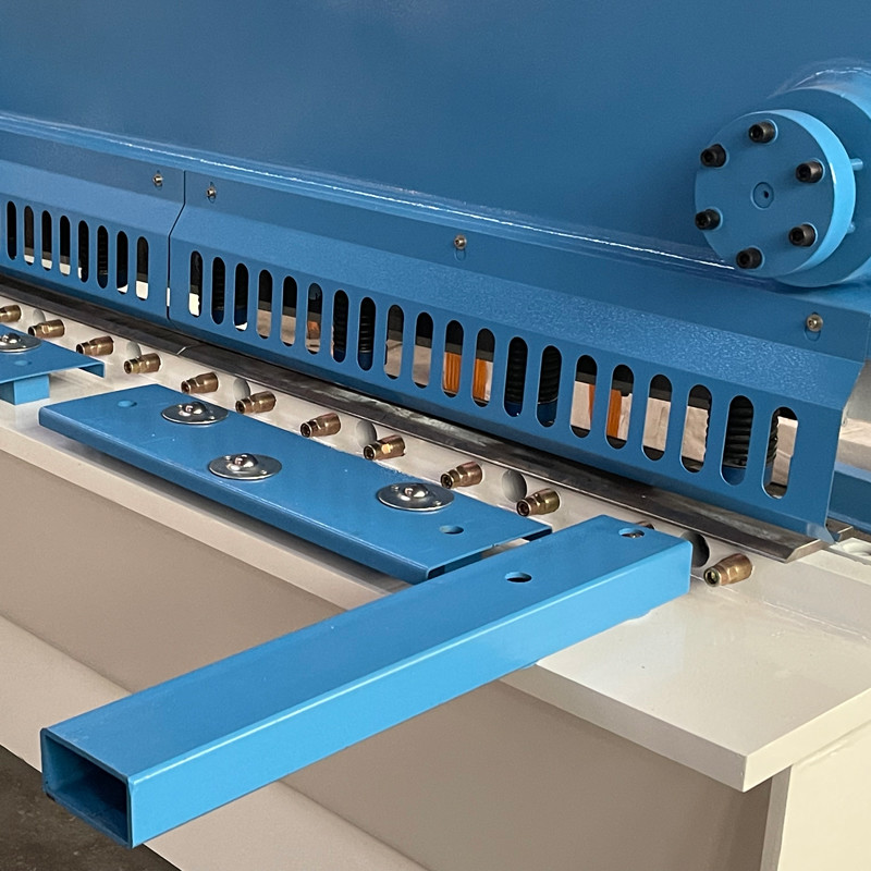 4mm Sheet Metal Hydraulic Guillotine Shearing Machine Electric Blade Clearance Adjustment 2400*1700*1700mm