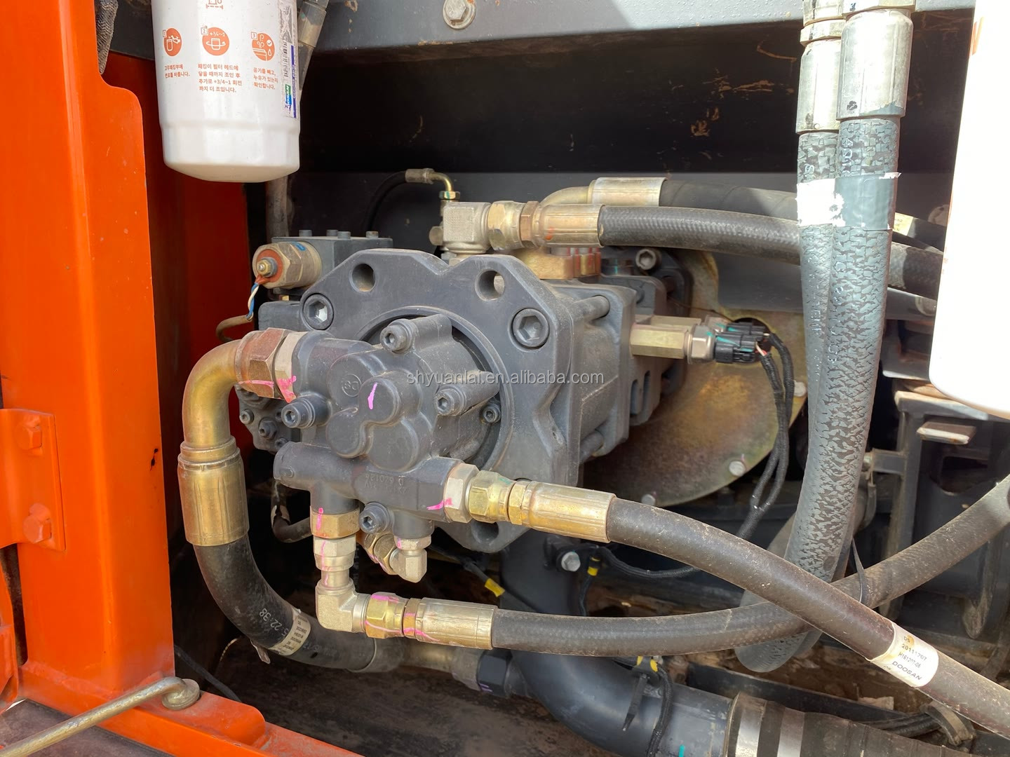 Doosan DH150 Excavator in Dubai 15000 KG Machine Weight Original Hydraulic Cylinder