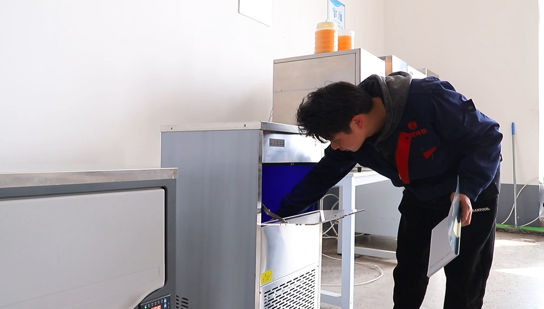 300Kg Daily Fashion Professional Commercial Ice Machine for Snow Ice and Voltage 220V