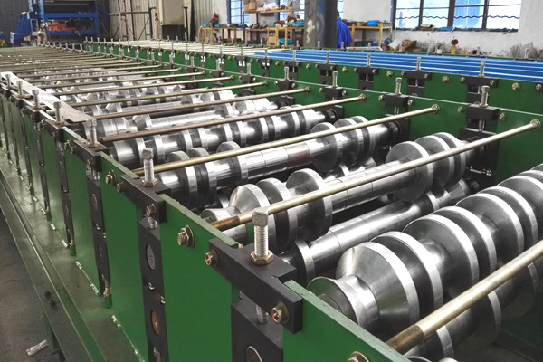 Bluesteel Metal Roofing Roll Forming Machine 0.3-0.7mm Thickness 235MPa