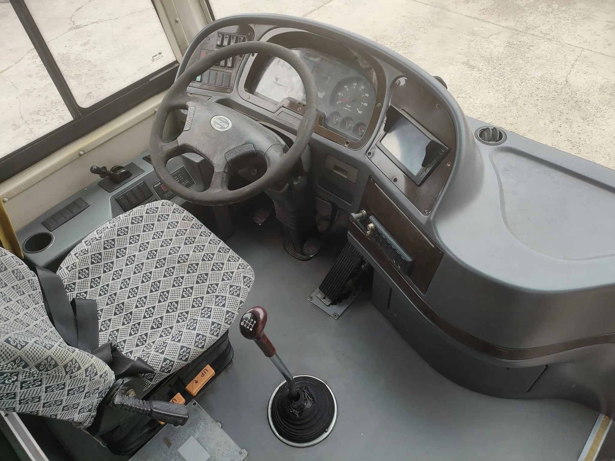 Used Mci Bus KLQ6116 Used Higer Sealing Window 55 Seats Single Door Yuchai Engine 10.5 Meters
