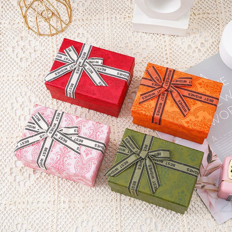Solid Color Advanced Custom Logo Printing Fashionable Rigid Cardboard Packaging Apparel and Shoes Gift Box with Straps