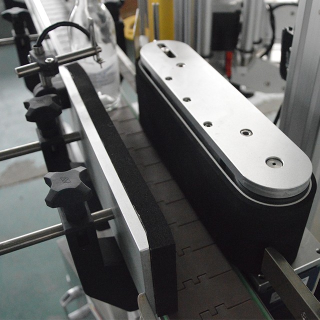 Carton Double Side Automatic Labeling Machine , Low Noise Auto Label Machine