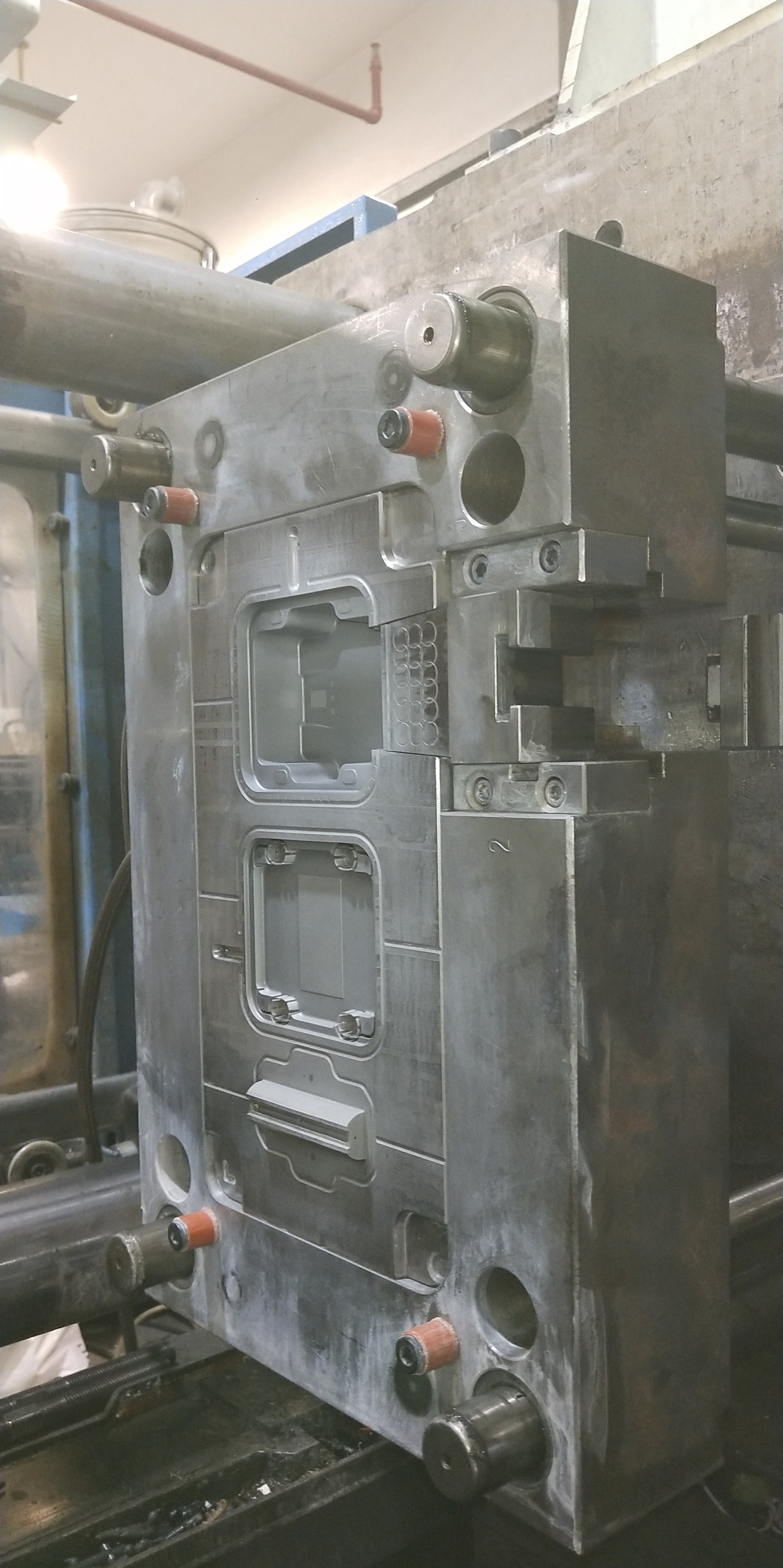 Pinpoint Gate 2K Injection Mould Prototype Complex 3D Injection Mold