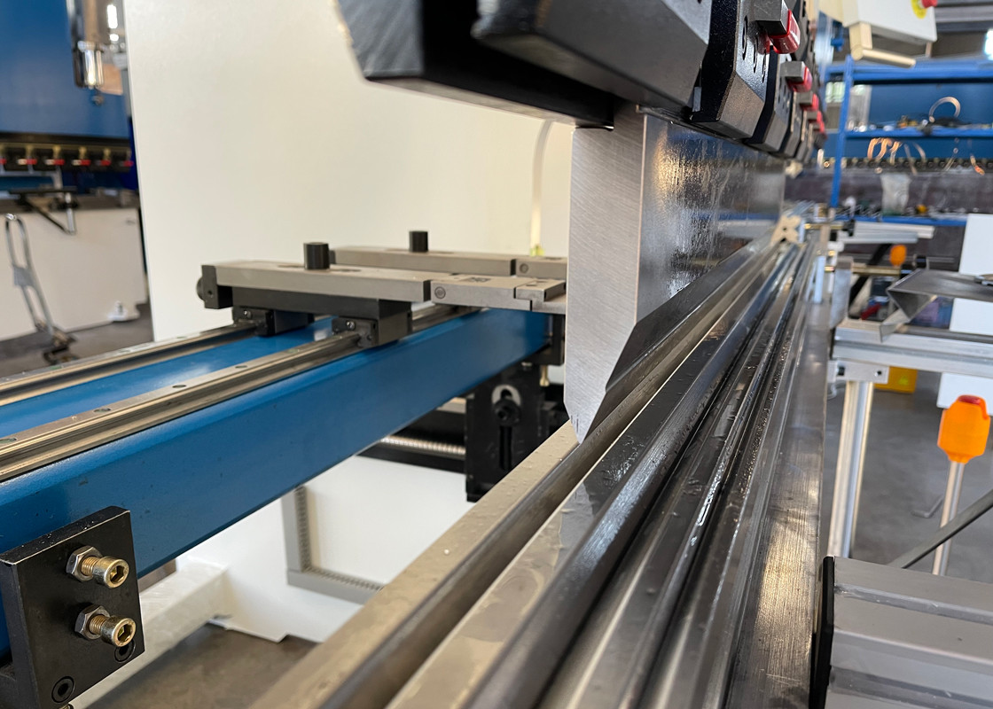 Hydraulic Press Brakes 1600mm Worktable Servo Press Brake CNC Controller Smooth Metal