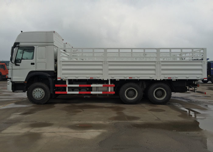 Commercial Cargo Vans 25 - 30 Tons LHD / RHD Euro 2 266 - 371HP Lorry Vehicle