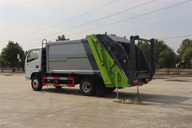 Mini Version DONGFENG 4*2 8 CBM Sealed Compression Garbage Truck
