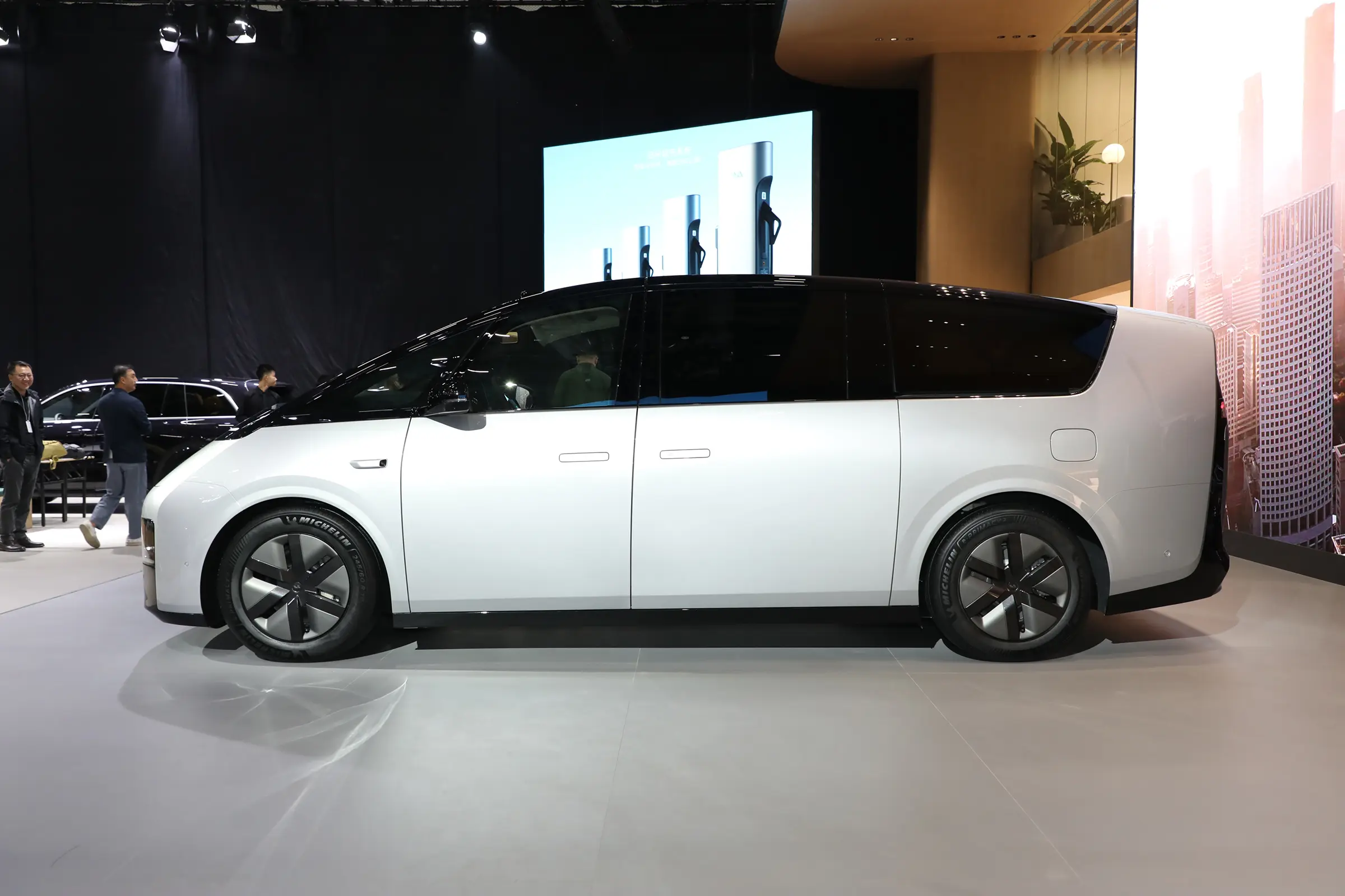 2023 Lixiang Mega MPV EV Car Pure Electricity 544hp 4wd 200 miles Front Wheel Drive