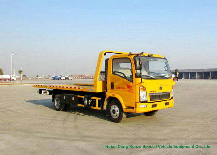 HOWO Light Duty Flatbed Tow Truck Carrier For Car / SUV Road Recovery 3 - 5 Ton