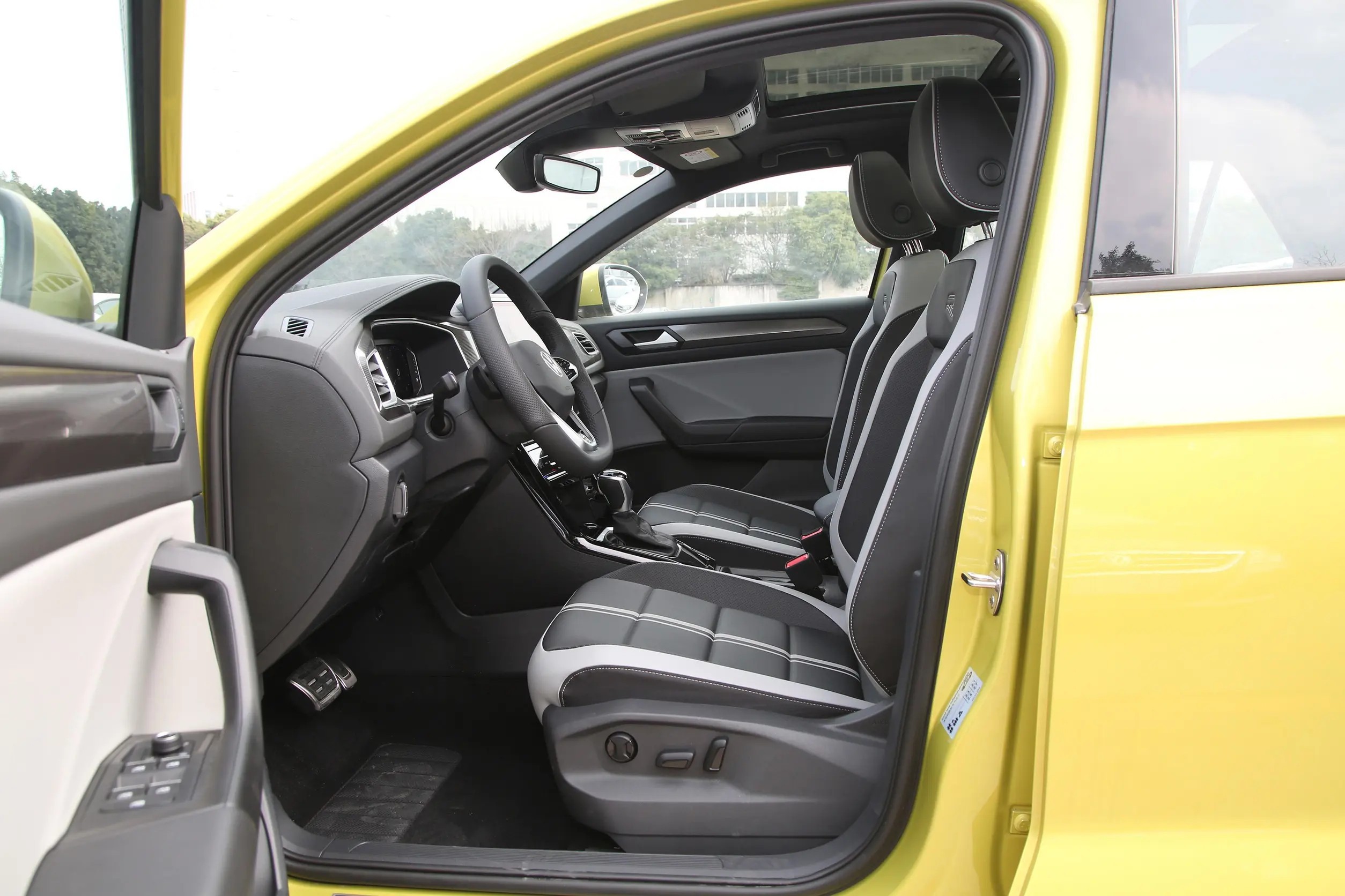 Volkswagen Gasoline Cars Second Hand Stock Volkswagen T-Roc Wholesale Best Prices
