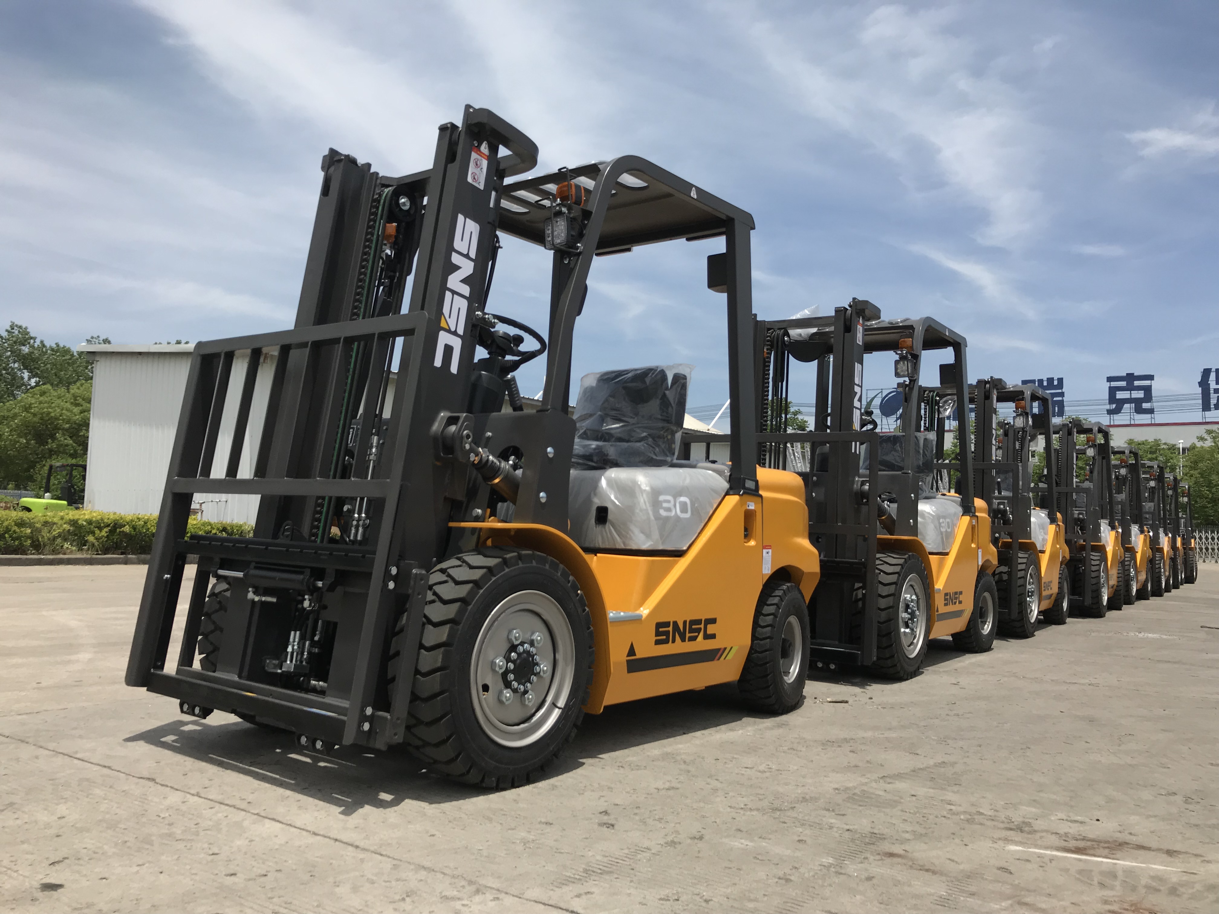 Powerful Diesel Engine 4ton Rough Terrain Forklifts for Off Road Handling and Lifting