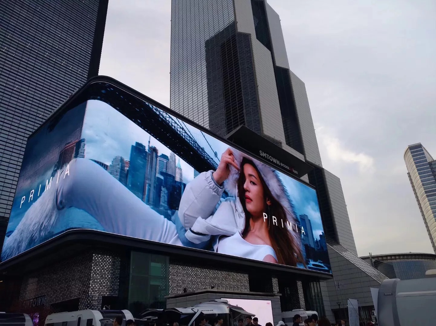 IP65 Waterproof Digital Signage Outdoor Display Screen With High Brightness Energy Saving Design