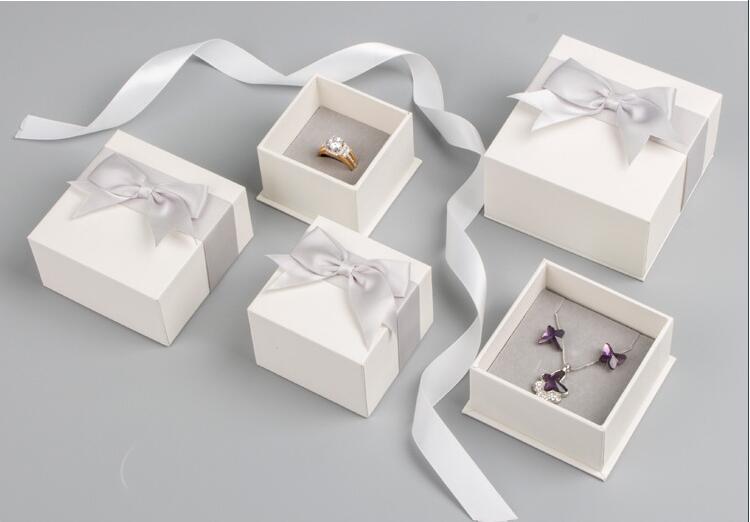 Custom Fashion Leather Small Jewelry Gift Box Packaging with Logo and Personalization