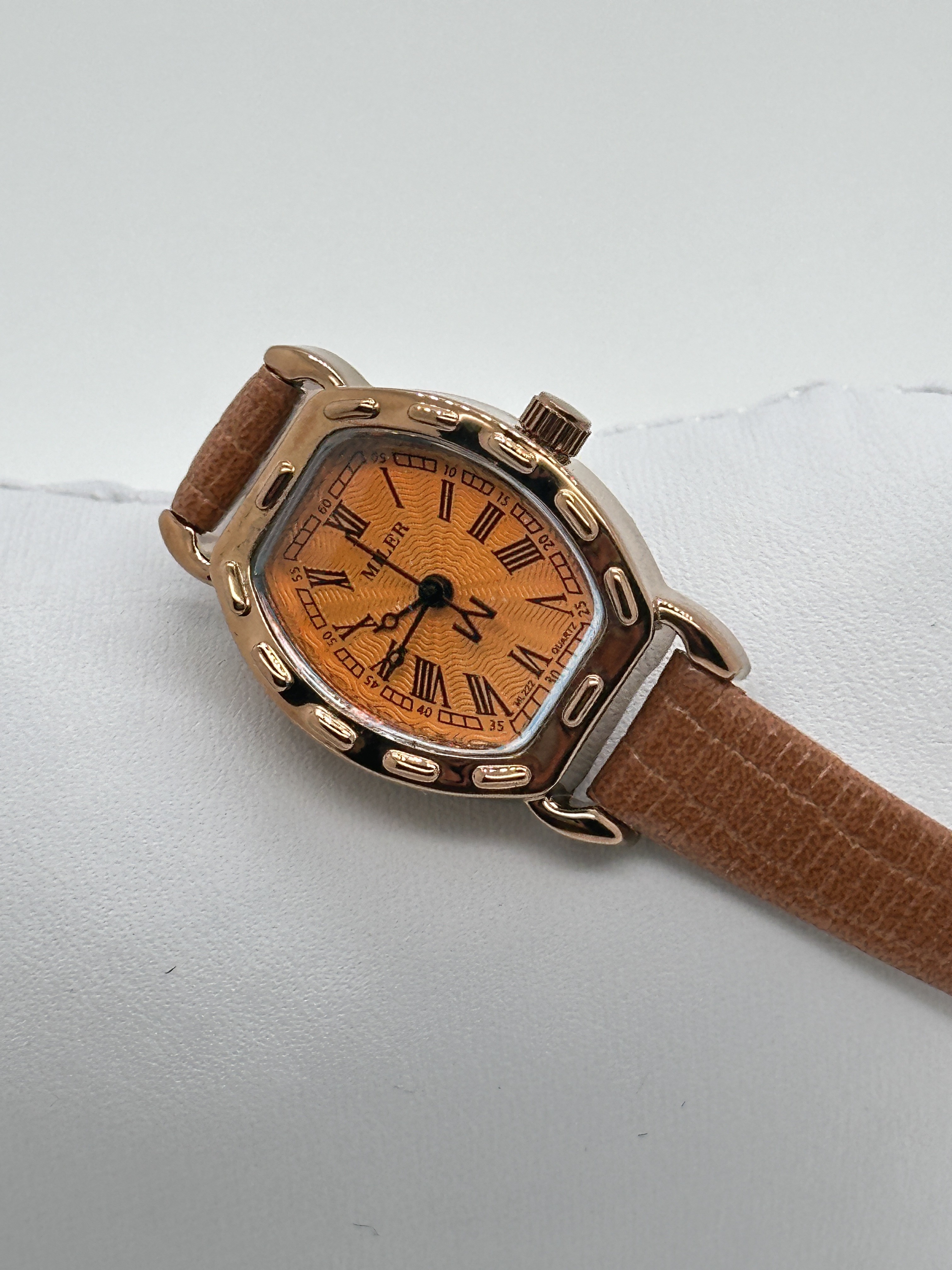 Fashion White Dial Ladies Quartz Wrist Watch With Leather Band And Luminous Hands