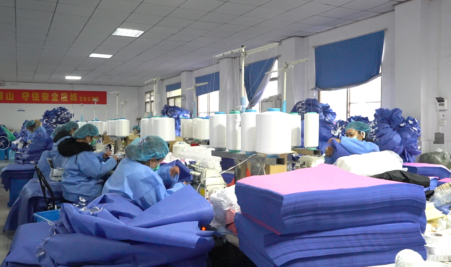 Nonwoven Pink Disposable Lab Coats Blood Proof Waterproof Lab Jacket