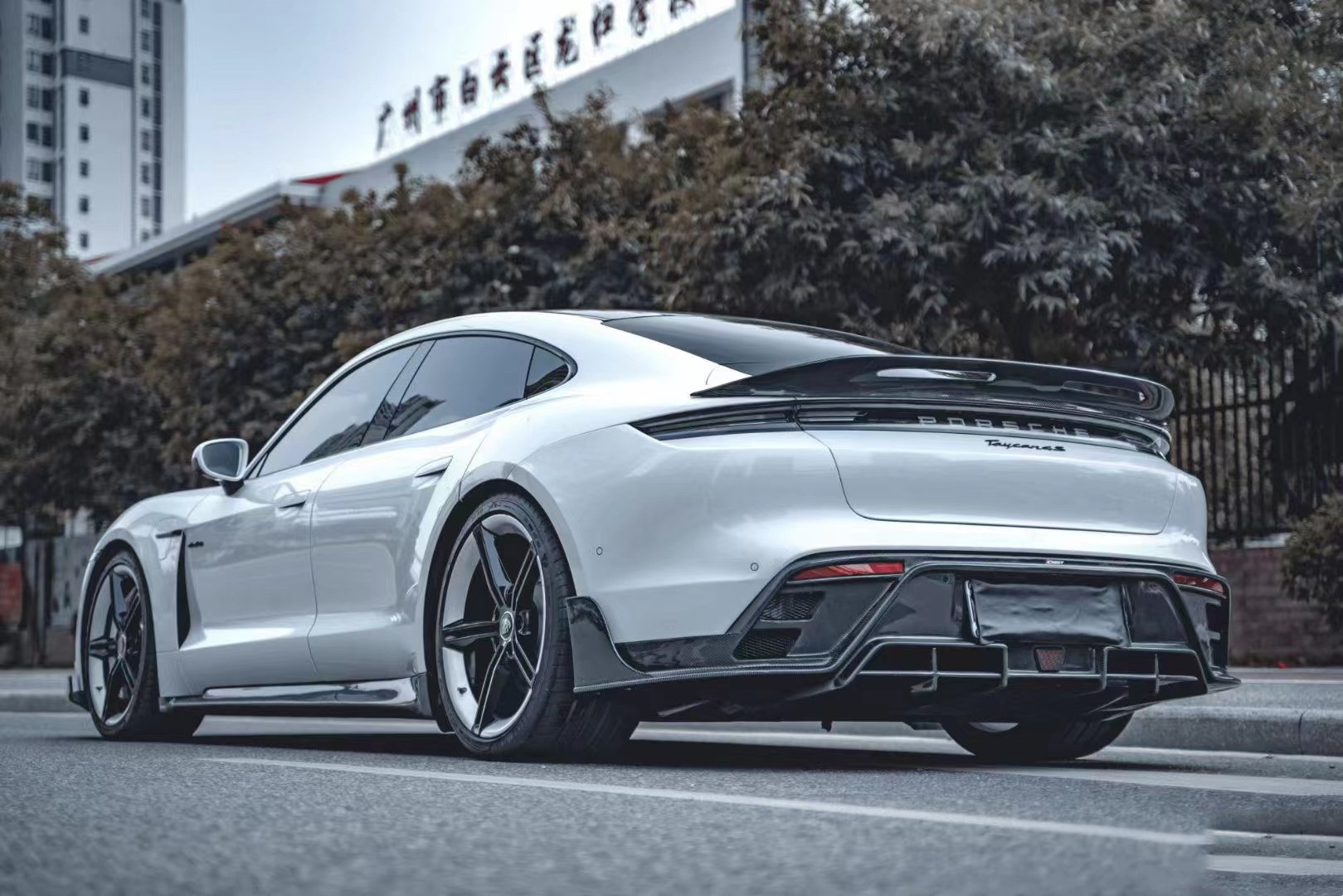 New Product for Porsche Taycan Carbon Fiber Body Kit Taycan Wide Bodyki Front Shovel Side Skirt Spoiler Diffuser