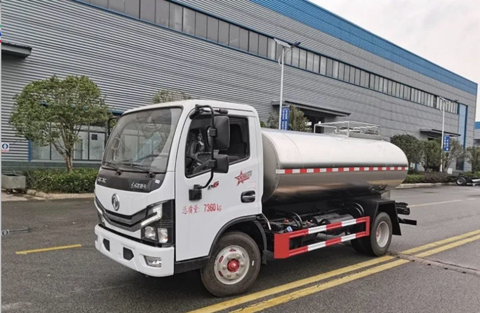 Cheapest 4*2 5000 Liters Milk Tanker Truck With Stainless Steel Material