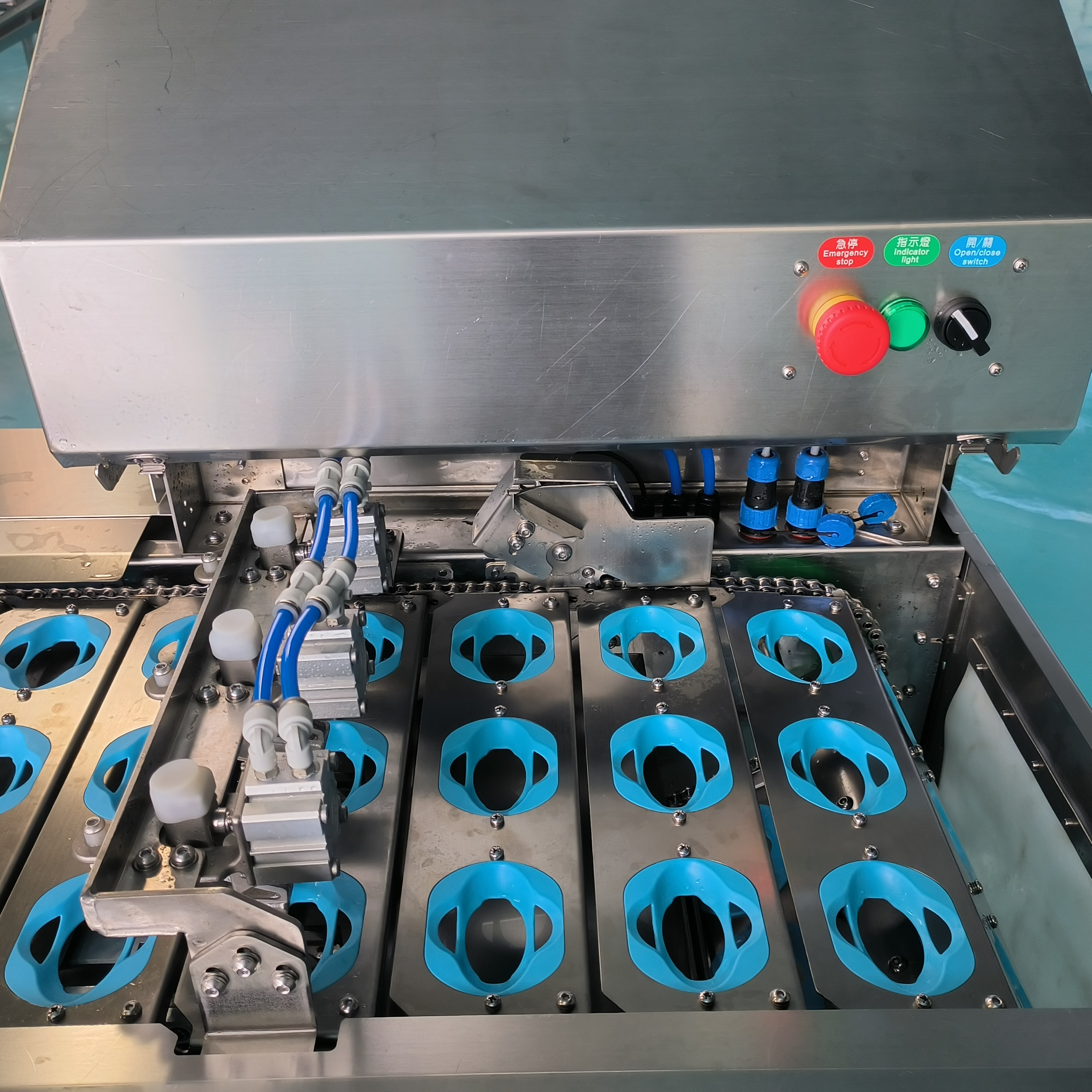 Three Row Efficient Egg Knocking Machine & New Automatic Choice Of Egg White Egg Separator