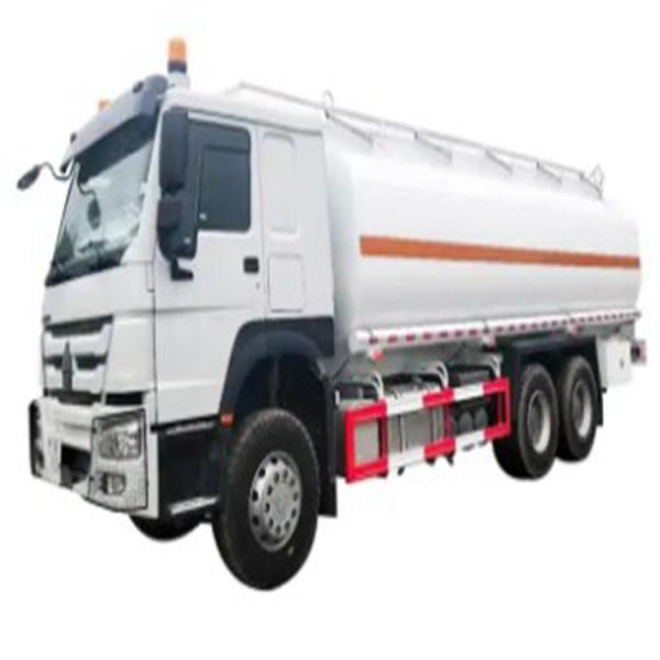 LHD RHD Oil Tanker Truck SINOTRUK 3 Axles 3 Compartments 6X4 30Cbm Loading