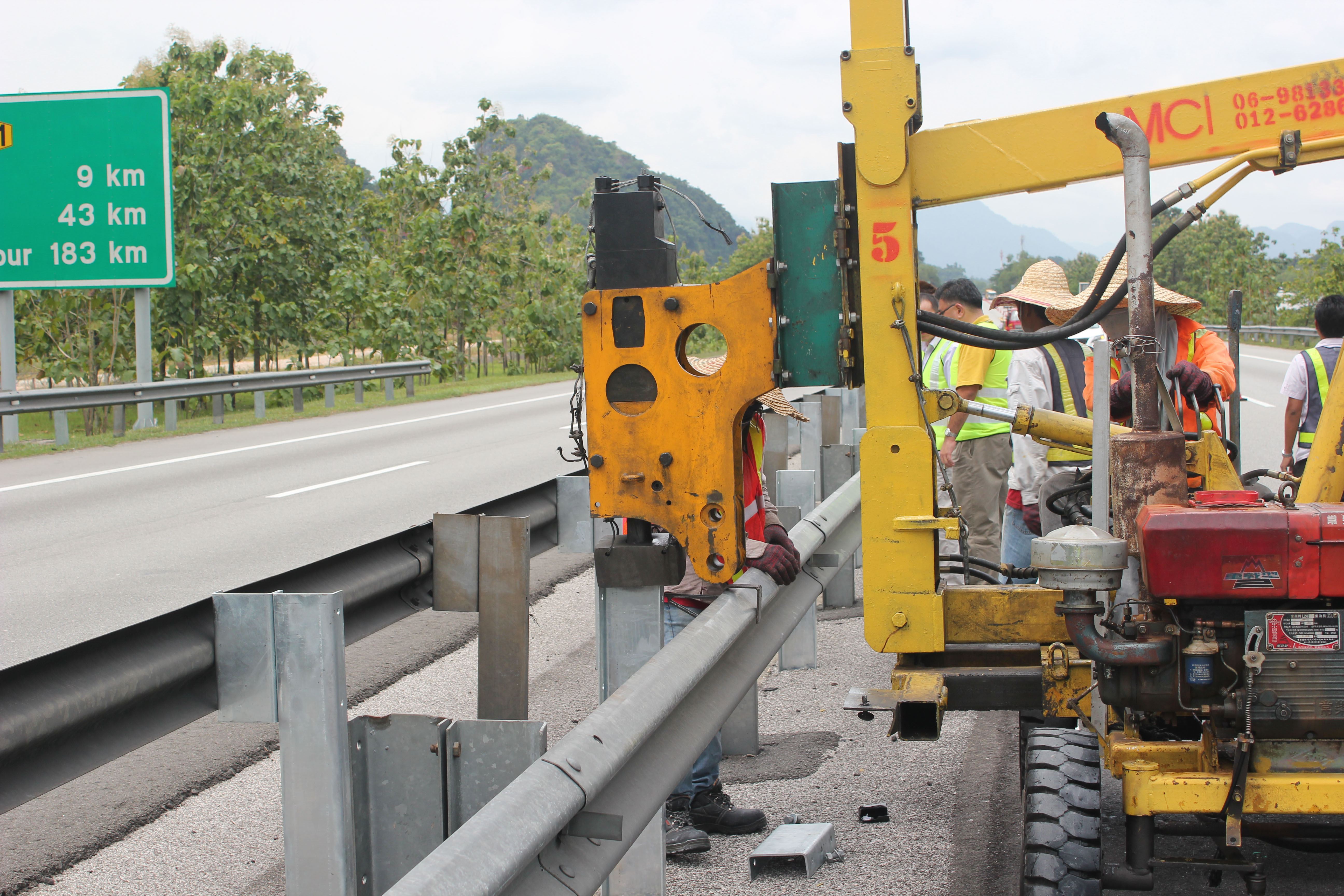 Customized Hot Dip Galvanized Highway Guardrail 345 Material
