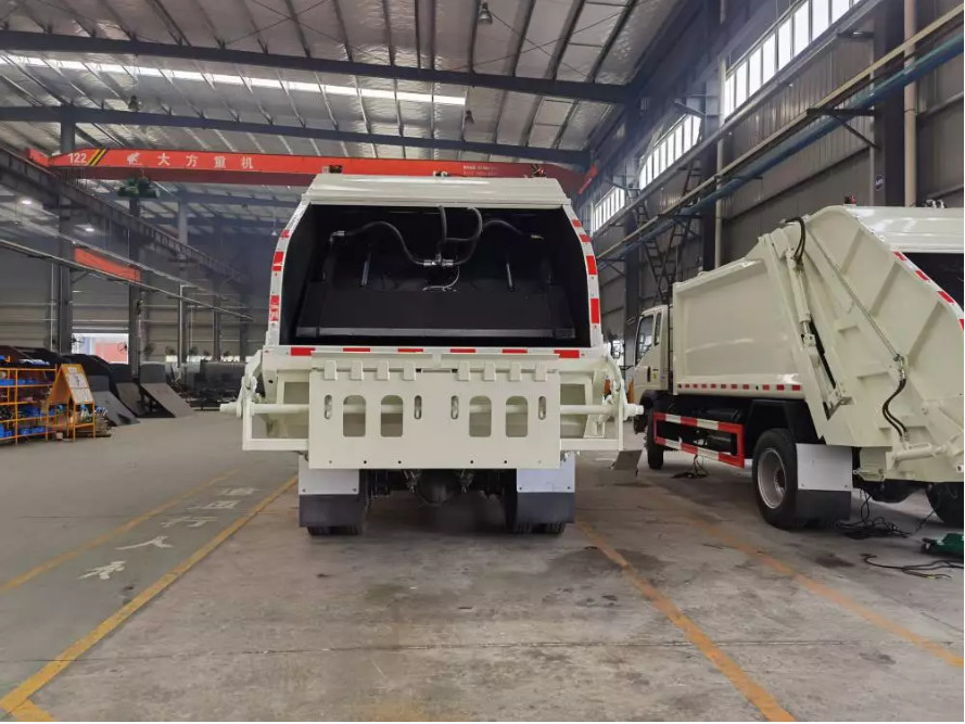 Truck Trader Commercial Vehicles 8m³ Loading 4×2 Drive Mode HOWO Compressed Garbage Truck 7.5 Meters Long