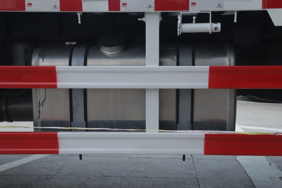 Airbag Shock-Absorbing Seat AMT Automated Manual 270HP 4*2 6.8m Sinotruk Sitrak Fence Truck
