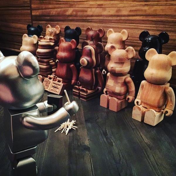Quality Spotless Hand Carved Wooden Statues Wood Carved Bears For Collector for sale