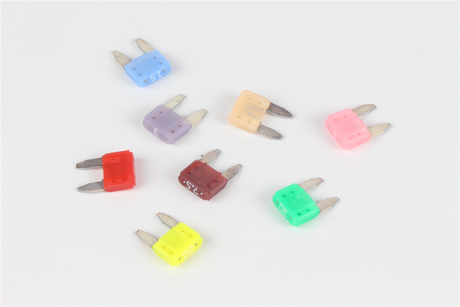 Mini Fast Blow Fuse DC32V 4Amp Automotive Blade Fuse Small Plug In Fuse Made in China