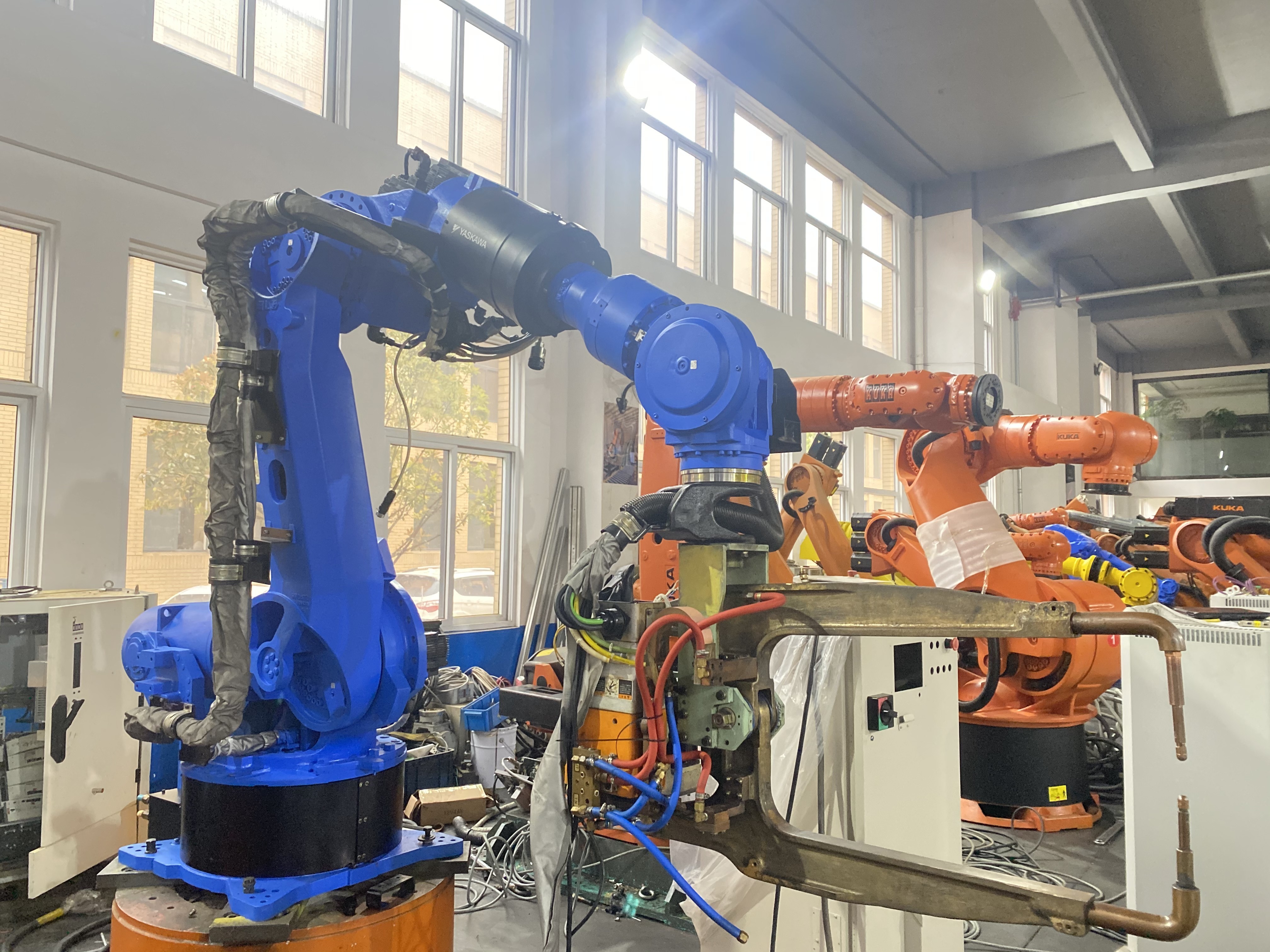 Used YASKAWA Robots Articulated Robot Arm Structure For Arc Welding , Press Tending , Handling Parts