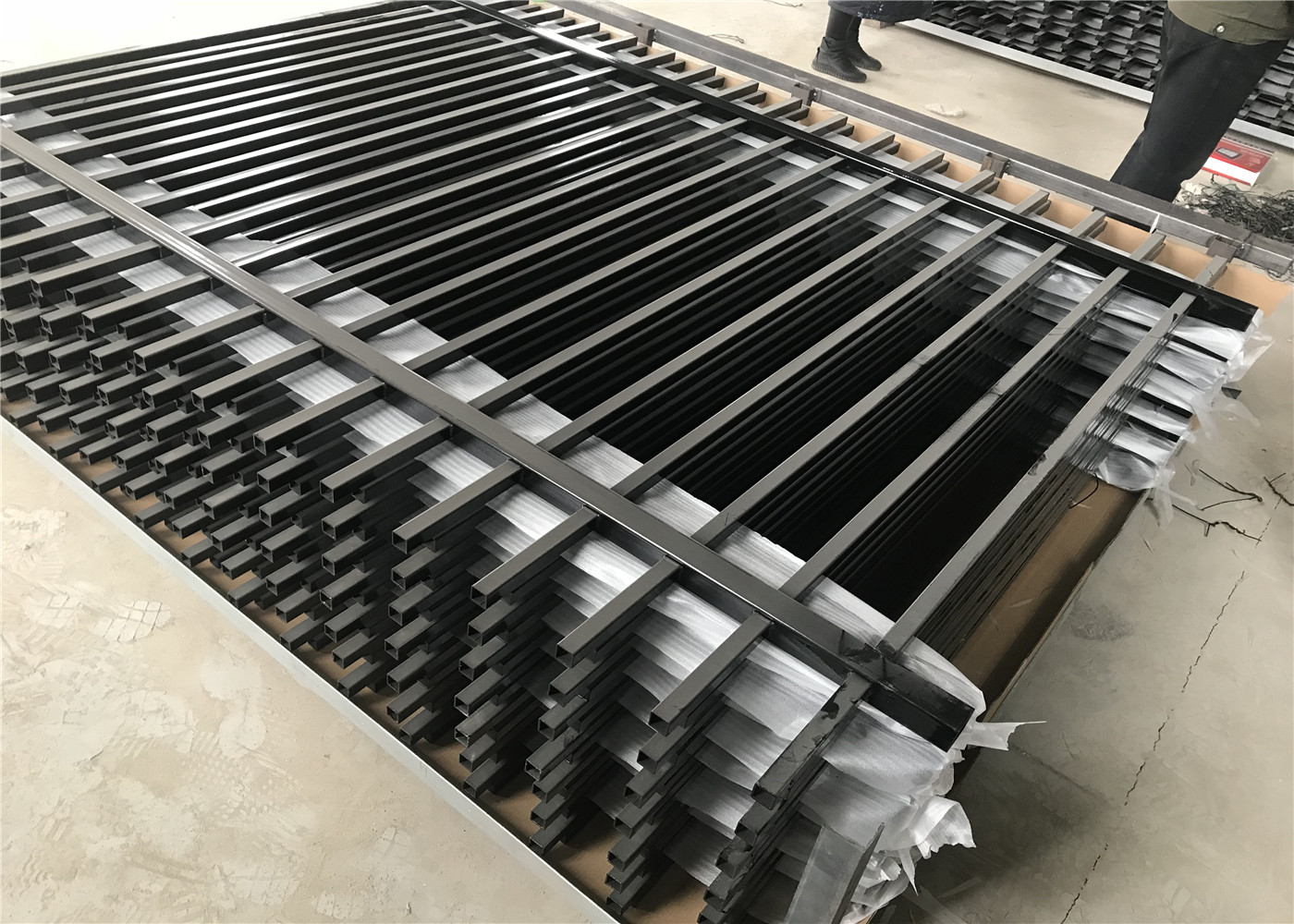 wholesale tubular steel fence,hot selling security top crimped spear fence 1.8m*2.35m tubular security garrison fence