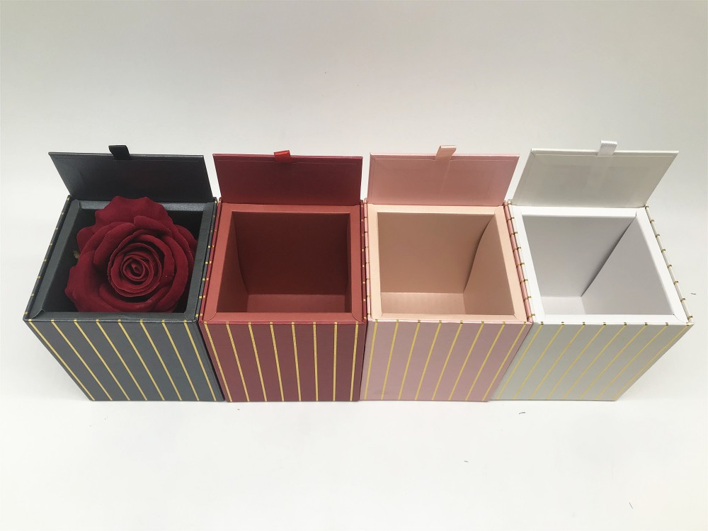 Varnishing Ready To Ship Black White Pink Red Stripe Square Small Rose Cardboard Paper Packaging Single Flower Rosen Box