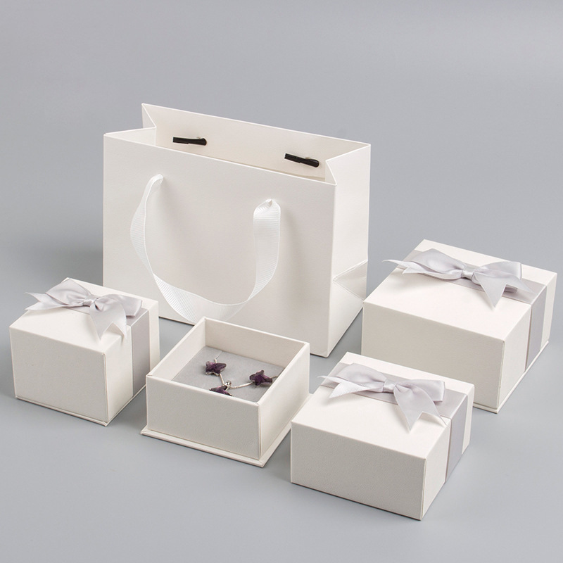 Custom Fashion Leather Small Jewelry Gift Box Packaging with Logo and Personalization