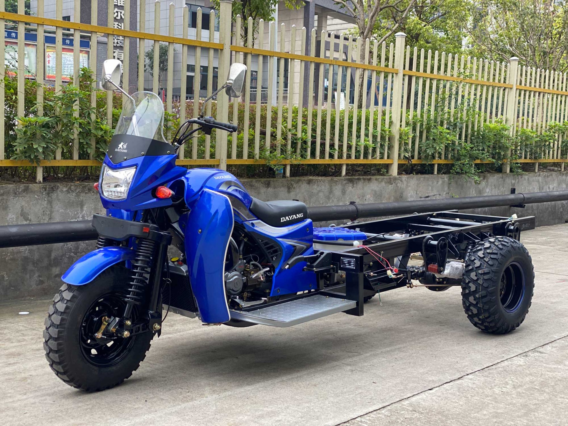 300cc Water Cooled Petrol Three Wheels Cargo Tricycle with Customized Body Frame
