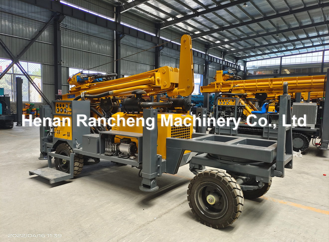 Four Wheel Trailer Mounted Borehole Drilling Machine 220m Depth 65KW Engine