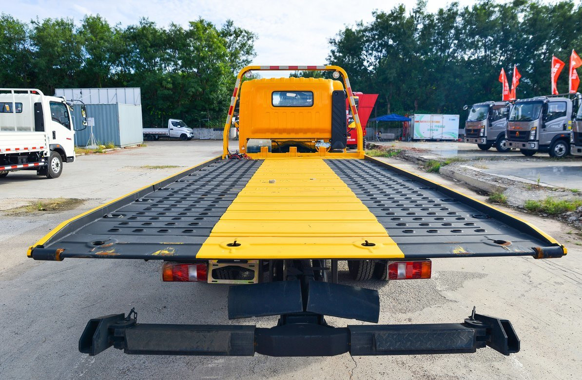 Flat Bed Car Trailer Trucks Howo 4*2 Small Towing Truck Single Cab Loading 2 Tons LHD/RHD