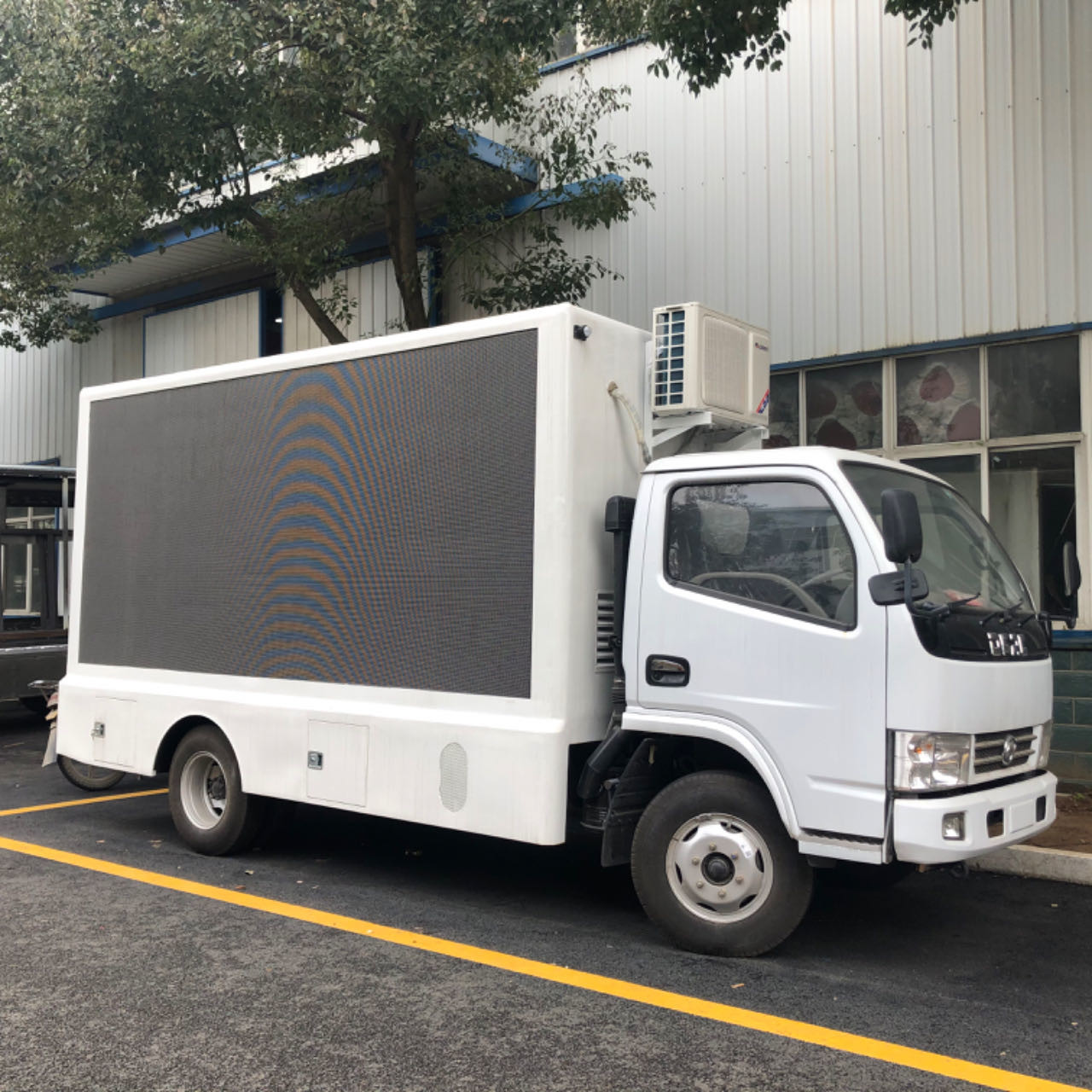 Dongfeng 4x2 Led Mobile Truck With Light Box Covered Glass And Outdoor LED Screen For Advertising